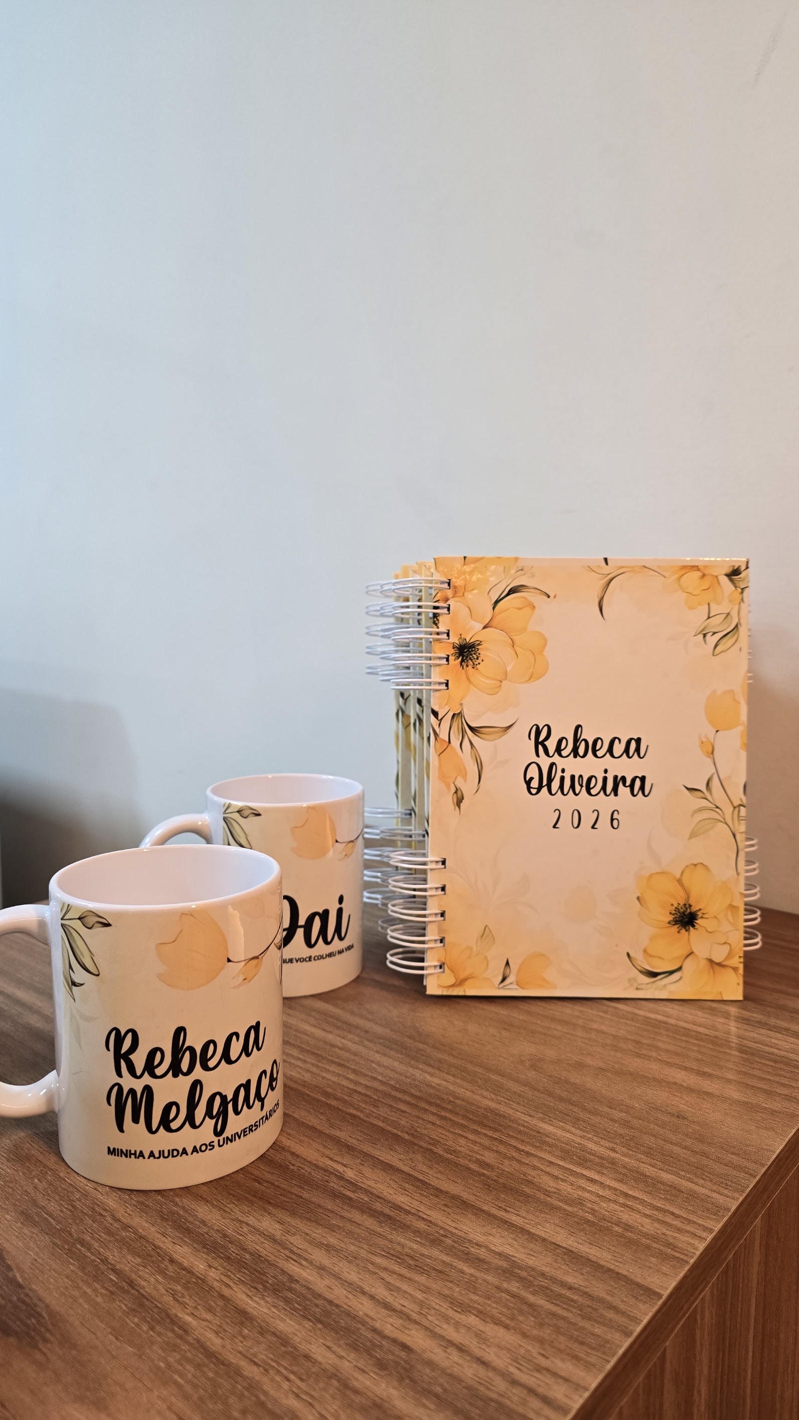 Agenda e caneca personalizadas produzidas pela NC Copiadora