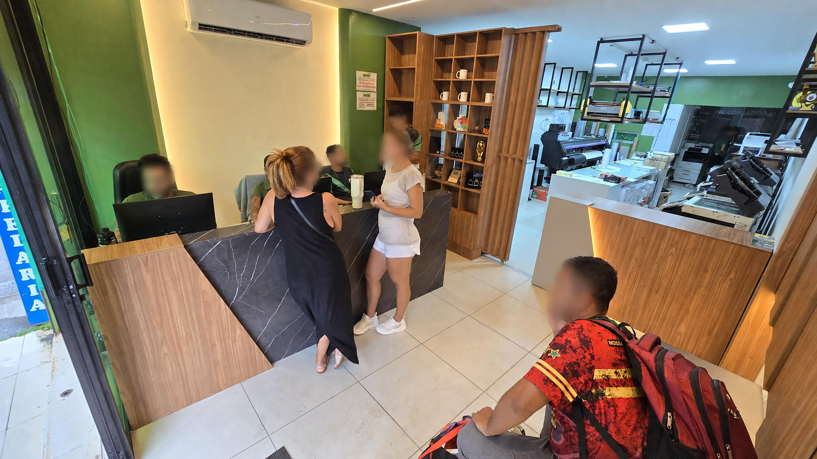 Clientes sendo atendidos na loja da NC Copiadora